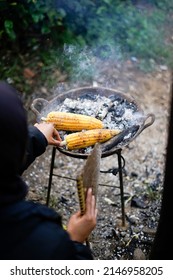 Jagung Bakar.Burning corn using charcoal