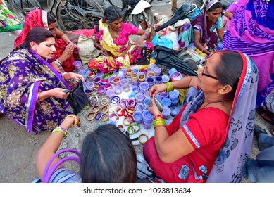 Jaipur City, India - Jan 27, 2015: Unidentified Indian Women Buy Traditional Indian Bangles And Bracelets At The Market In Udaipur, Rajasthan, India.