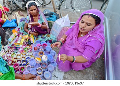 Jaipur City, India - Jan 27, 2015: Unidentified Indian Women Buy Traditional Indian Bangles And Bracelets At The Market In Udaipur, Rajasthan, India.