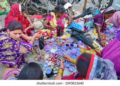 Jaipur City, India - Jan 27, 2015: Unidentified Indian Women Buy Traditional Indian Bangles And Bracelets At The Market In Udaipur, Rajasthan, India.