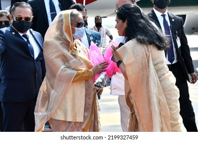 Jaipur, India, September 8, 2022: Bangladesh Prime Minister Sheikh Hasina Being Welcomed By Chief Secretary Usha Sharma On Her Arrival At Jaipur International Airport In Rajasthan.