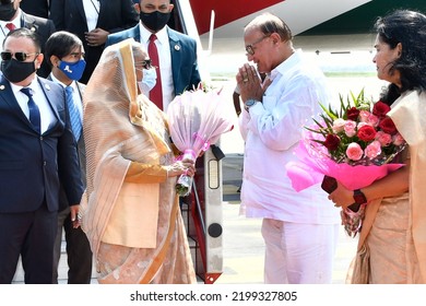 Jaipur, India, September 8, 2022: Bangladesh Prime Minister Sheikh Hasina Being Welcomed By Culture Minister Bulaki Das Kalla At Jaipur International Airport In Rajasthan.