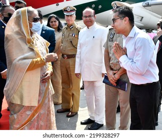 Jaipur, India, September 8, 2022: Bangladesh Prime Minister Sheikh Hasina Being Welcomed By Collector Prakash Rajpurohit At Jaipur International Airport In Rajasthan.