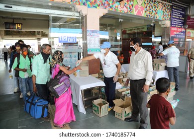 Jaipur,Rajasthan,India_May-2020. Distribution Of Food Items And Water At Railway Station To Indian Migrant Laborers Leaving The City Due To Covid-19 Pandemic. Helping The Needy Migrants. 