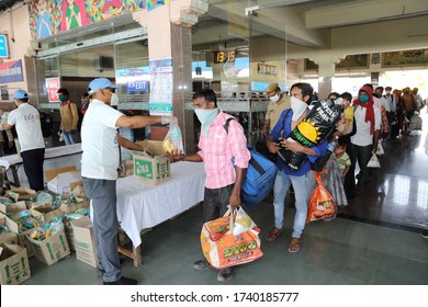 Jaipur,Rajasthan,India_May-2020. Distribution Of Food Items And Water At Railway Station To Indian Migrant Laborers Leaving The City Due To Covid-19 Pandemic. Helping The Needy Migrants. 