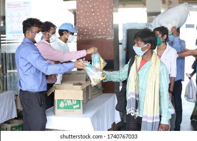 Jaipur,Rajasthan,India_May-2020. Distribution Of Food Items And Water At Railway Station To Indian Migrant Laborers Leaving The City Due To Covid-19 Pandemic. Helping The Needy Migrants. 