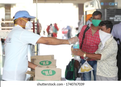 Jaipur,Rajasthan,India_May-2020. Distribution Of Food Items And Water At Railway Station To Indian Migrant Laborers Leaving The City Due To Covid-19 Pandemic. Helping The Needy Migrants. 