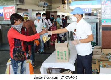 Jaipur,Rajasthan,India_May-2020. Distribution Of Food Items And Water At Railway Station To Indian Migrant Laborers Leaving The City Due To Covid-19 Pandemic. Helping The Needy Migrants. 