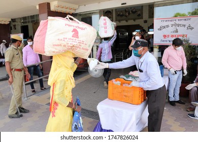 Jaipur,Rajasthan,India_May-2020. Distribution Of Food Items And Water At Railway Station To Indian Migrant Laborers Leaving The City Due To Covid-19 Pandemic. Helping The Needy Migrants. 