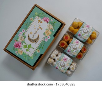 Jakarta, Indonesia 09 April 2021 : Selective focus of Hampers gift on Assorted Indonesian Cookies for Eid al Fitr. Served beautiful hampers with Nastar, snow white Cookies and thumbprint cookies. 