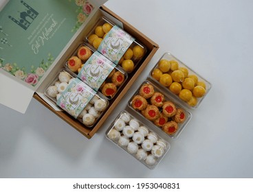 Jakarta, Indonesia 09 April 2021 : Selective focus of Hampers gift on Assorted Indonesian Cookies for Eid al Fitr. Served beautiful hampers with Nastar, snow white Cookies and thumbprint cookies. 