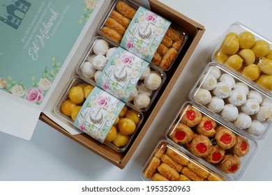 Jakarta, Indonesia 11 April 2021 : Selective focus of Hampers gift on Assorted Indonesian Cookies for Eid al Fitr. Served beautiful hampers with Nastar, snow white, kaastengels and thumbprint cookies.