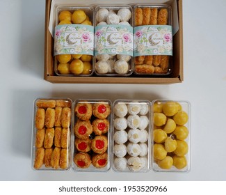 Jakarta, Indonesia 11 April 2021 : Selective focus of Hampers gift on Assorted Indonesian Cookies for Eid al Fitr. Served beautiful hampers with Nastar, snow white, kaastengels and thumbprint cookies.