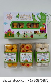 Jakarta, Indonesia 16 April 2021 : Selective focus of Hampers gift on Assorted Indonesian Cookies for Eid al Fitr. Served beautiful hampers with Nastar, snow white, kaastengels and thumbprint cookies.