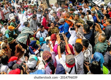 JAKARTA, INDONESIA, 23 JULY 2018: DKI Jakarta Governor Anies Baswedan In The Midst Of A Mass Of Poor People In Jakarta.