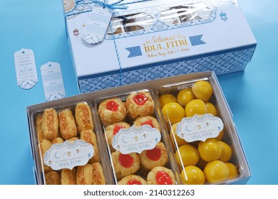 Jakarta, Indonesia 29 March 2022 : Selective focus of Hampers gift on Assorted Indonesian Cookies for Eid al Fitr. Served beautiful hampers with Nastar, snow white, kaastengels and thumbprint cookies.