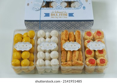 Jakarta, Indonesia 29 March 2022 : Selective focus of selamat  Hampers gift on Assorted Indonesian Cookies for Eid al Fitr. Served beautiful hampers with Nastar, snow white, kaastengels and thumbprint cookies.