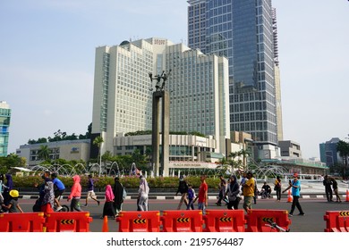 Jakarta, Indonesia - August, 2022 : 
Situation On Sunday Morning In The Center Of The Capital City Of Jakarta Saw  Men And Women Gathering Car Free Day Event On Jalan Sudirman, Thamrin And Monas.