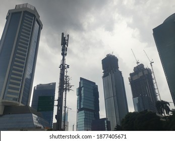 Jakarta, Indonesien - 13. Dezember 2020: Jakarta Business District View am bewölkten Nachmittag