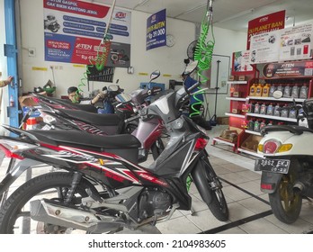 Jakarta, Indonesia - December 29, 2021: Some Motorbikes Do Automatic Motorbike Tire Changes At The 