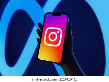 Yakarta, Indonesia - 08 feb. 2022: Logo de Instagram Meta en un teléfono	