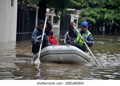 Jakarta, Indonesia - February 10, 2015 : Rescue Workers Evacuate Residents Trapped By Flood Using Rubber Boats, Jakarta - Indonesia