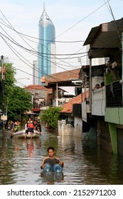 Jakarta, Indonesia.
February 5, 2007.

Situation of flood at the Karet Pasar Baru Kampong, near Bendungan Hilir area