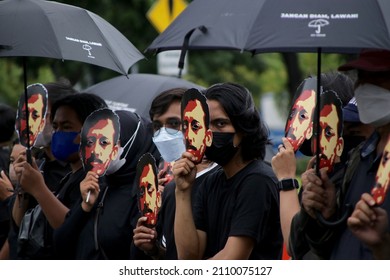 Jakarta, Indonesia.
January 20, 2022.

Wear All Black Activists And Families Of Victims Of Human Rights Violations Commemorate 15 Years Of Aksi Kamisan (Thursday Action) In Front Of The Merdeka Palace