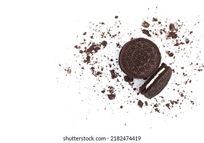 Jakarta, Indonesia - Juli 26, 2022:
Milk Oreo Biscuits Isolated With Biscuit Crumbs, Top View