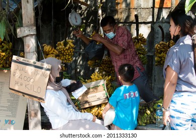 JAKARTA, INDONESIA, JULY 18, 2021: Selling Kilos Of Bananas In Marlina, Penjaringan, North Jakarta.