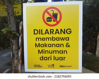 Jakarta, Indonesia - July 24 , 2022 :  A Signboard Instruction In Entrance Sunday Market Area : Do Not  Bring Food And Drinks From Outside