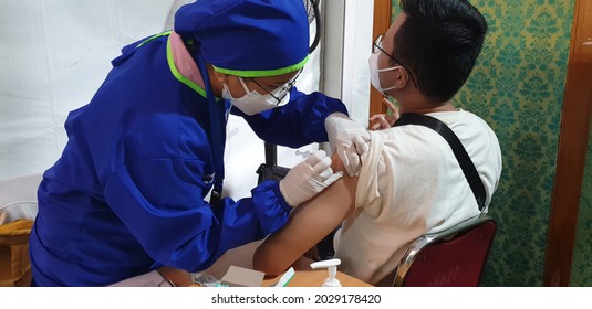 Jakarta, Indonesia - July 25, 2021: Healthy Covid-19 Vaccine With Pertamina For Children Over 12 Years Old. Vaksinasi Covid-19 Untuk Anak Di Atas 12 Tahun.