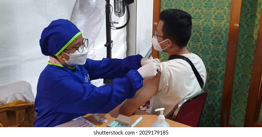 Jakarta, Indonesia - July 25, 2021: Healthy Covid-19 Vaccine With Pertamina For Children Over 12 Years Old. Vaksinasi Covid-19 Untuk Anak Di Atas 12 Tahun.