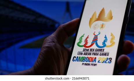 Jakarta, Indonesia - June 13, 2022: Hand Holding A Smartphone With 32nd SEA GAMES And 12th ASEAN PARA GAMES CAMBODIA 2023 Logo 