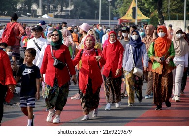 Jakarta, Indonesia.
June 19, 2022.

Women Wear The Kebaya, One Of The Traditional Indonesian Clothes Combine With A Sarong Made Of Traditional Woven Fabrics At The Car Free Day Event On Sunday.