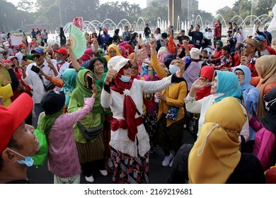 Jakarta, Indonesia.
June 19, 2022.

Women Wear The Kebaya, One Of The Traditional Indonesian Clothes Combine With A Sarong Made Of Traditional Woven Fabrics At The Car Free Day Event On Sunday.