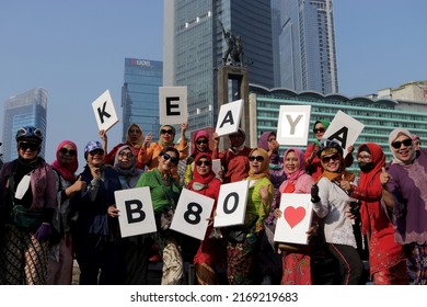 Jakarta, Indonesia.
June 19, 2022.

Women Wear The Kebaya, One Of The Traditional Indonesian Clothes Combine With A Sarong Made Of Traditional Woven Fabrics At The Car Free Day Event On Sunday.