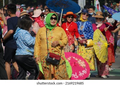 Jakarta, Indonesia.
June 19, 2022.

Women Wear The Kebaya, One Of The Traditional Indonesian Clothes Combine With A Sarong Made Of Traditional Woven Fabrics At The Car Free Day Event On Sunday.