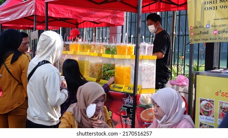 Jakarta, Indonesia - June 22, 2022: Vendor Selling Drinks At Street Bazaar During Car Free Day Implementation In Jakarta 