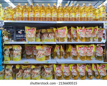 Jakarta, Indonesia - March 2022: Variety Of Cooking Oil Product Arranged On Shelf In Supermarket For Consumer To Buy. No People.