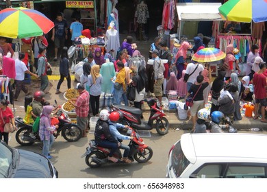 21,169 Indonesian People Crowd Images, Stock Photos & Vectors ...