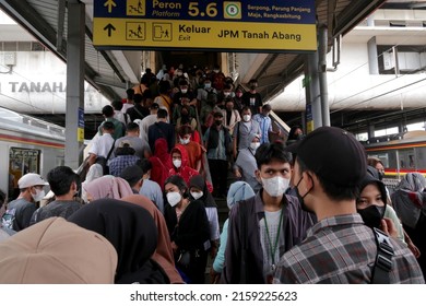 Jakarta, Indonesia.
May 22, 2022.

Crowd Of People Descending The Stairs Of Tanah Abang Station To Get Into The Electric Commuter Train Car.    