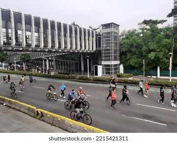 Jakarta, Indonesia, October 09-2022 : Top View. People Are Free To Do Sports Activities Along Jalan Sudirman-Thamrin During Car Free Day On Sunday Morning. By Cycling, Running, Jogging, Or Fun Walk.