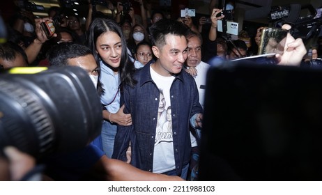 Jakarta, Indonesia, October 2022: Baim Wong And Paula Verhoeven Apologized After Being Examined As Witnesses For The Reported Case Of Domestic Violence Prank Content At The South Jakarta Metro Police.