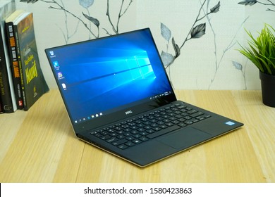 Dell Laptop : images, photos et images vectorielles de stock | Shutterstock