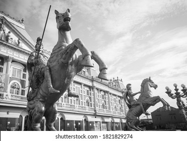 Jakarta, Jakarta Kota / Indonesia - 25 September 2020: Black And White Monochrome Photo Of A Statue Of A Spartan Soldier On A Horse