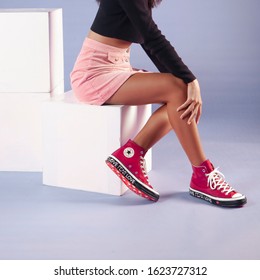 girl in converse shoes