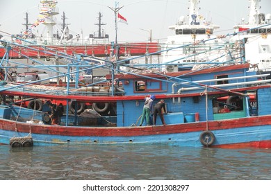 Jakarta,indonesia-september 2022:the Crew Is Cleaning The Ship That Is Leaning In The Harbor