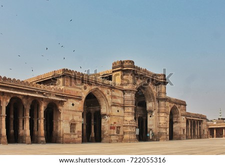 Jama Masjid, also known as Jami Masjid, Ahmedabad is one of the most magnificent mosque of India. Built in 1424, this is an example of classic Indo-Islamic architecture.