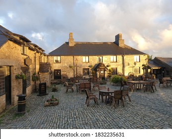 Jamaica Inn is a traditional inn on Bodmin Moor in Cornwall, United Kingdom. 11/010/2020 Originally Built as a coaching inn in 1750, and was associatioated with smuggling, was the setting for Daphne